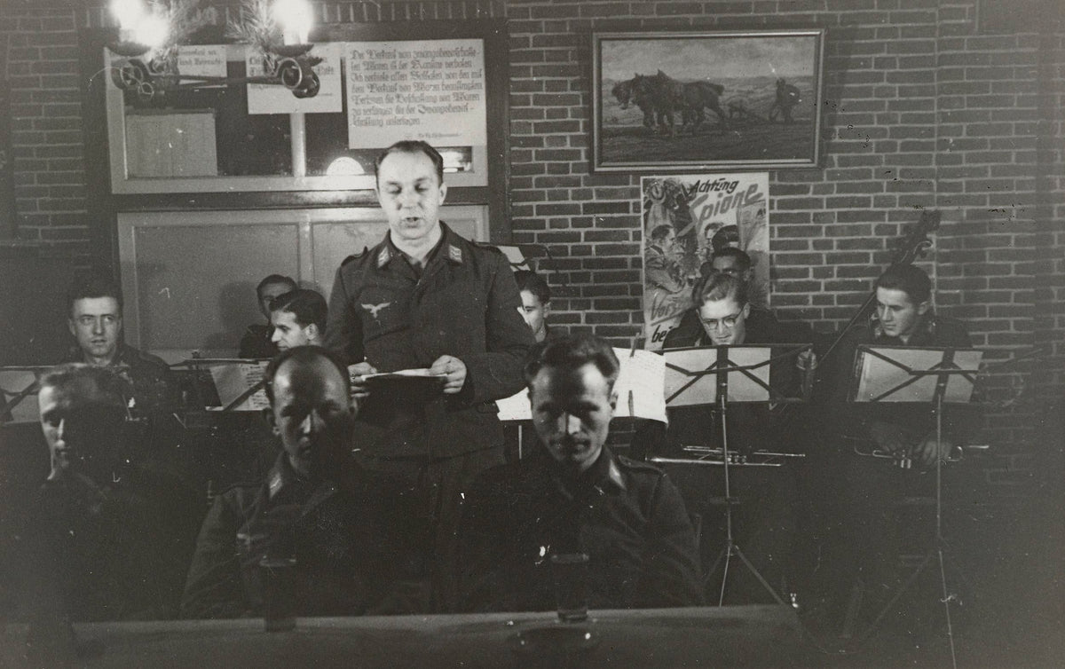 Luftwaffe musicians performing in the Netherlands, 1941–1942. Anonymous photograph, Rijksmuseum. Historical context image; performers on this album are unconfirmed.