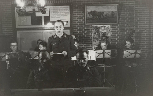 Luftwaffe musicians performing in the Netherlands, 1941–1942. Anonymous photograph, Rijksmuseum. Historical context image; performers on this album are unconfirmed.