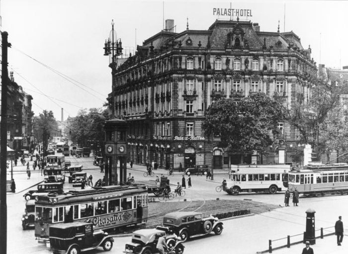 Trams and pedestrians at Potsdamer Platz in Berlin, 1930. Bundesarchiv, Bild 146-1998-012-36A.